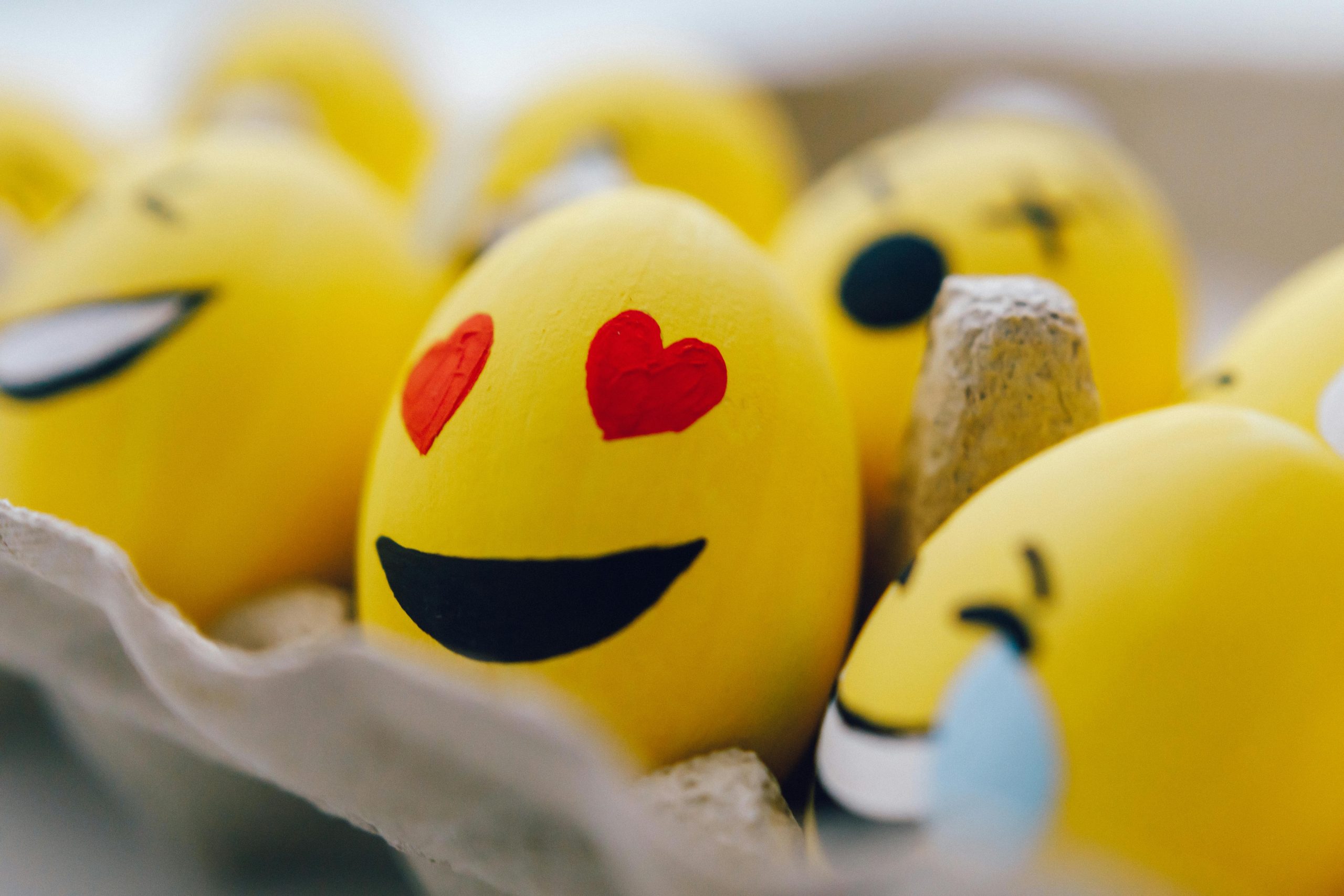 Ilustrasi arti emoticon love warna